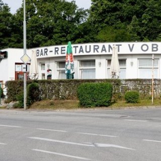 Budova restaurace V Oblouku od hlavní silnice