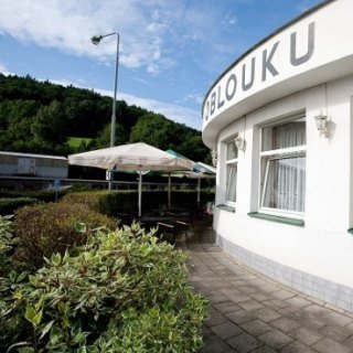 Zaoblená fasáda restaurace V Oblouku s nápisem