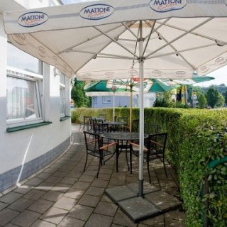 Terasa restaurace se slunečníky a posezením